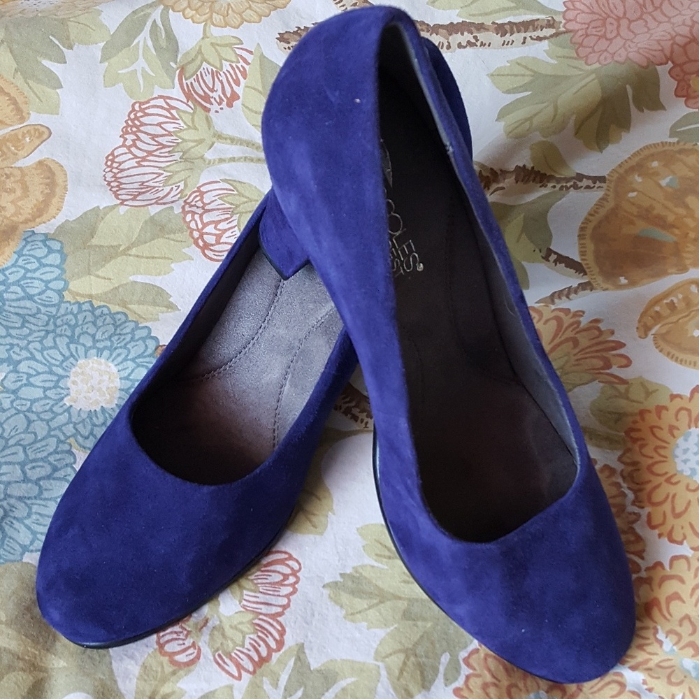 Beautiful midnight purple suede Aerosoles pumps 7W